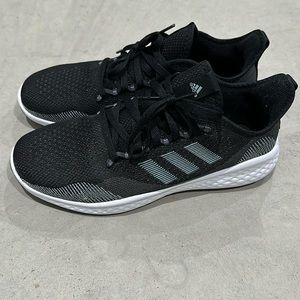 Women’s size 10 Adidas bounce tennis shoe